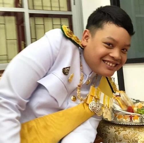 自己鞋带开了却让老侍卫跪着系,看着就心疼!