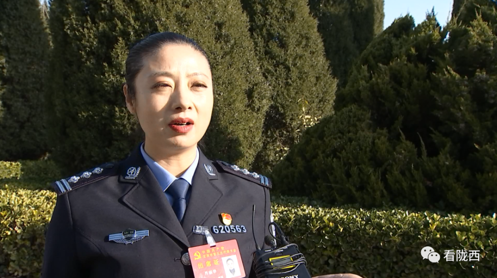 市党代表肖丽华说:"聆听了戴书记做的报告,内心非常激动,同时也倍感