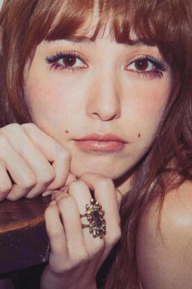 而日本最出名的嫩模,就是脸上酒窝位置有两颗对称的黑痣的藤井莉娜