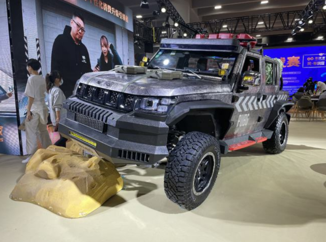 北汽开窍bj40和平使者讨好年轻人防爆漆拉空投带枪架