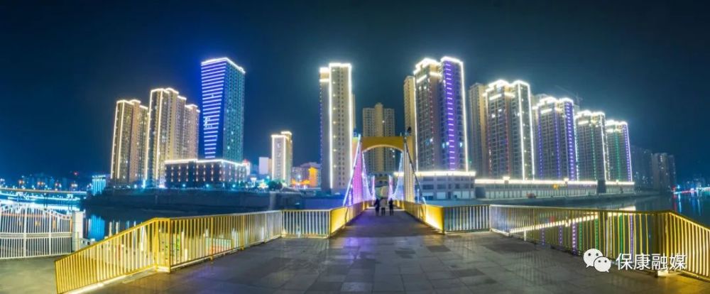 凤凰新城小区居民刘女士:保康县城位于狭长河谷地带,两山夹一城,一水