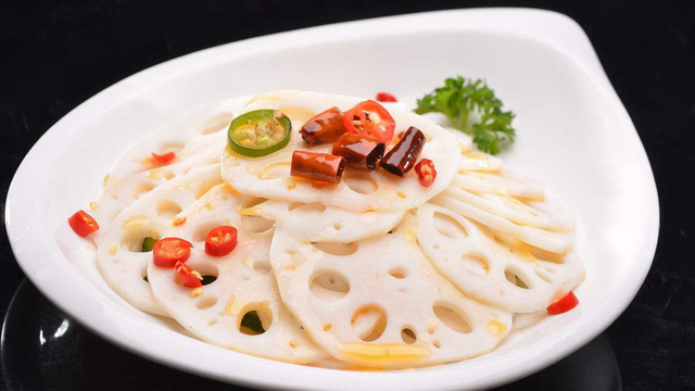 酸爽脆甜胡辣椒香的炝拌莲菜