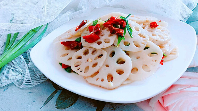 酸爽脆甜,胡辣椒香的炝拌莲菜!