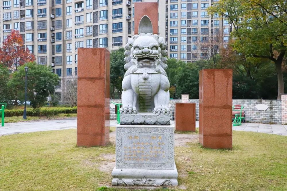 广场北侧,矗立着象征司法公正的神兽——獬豸的雕塑,令人肃然起敬.