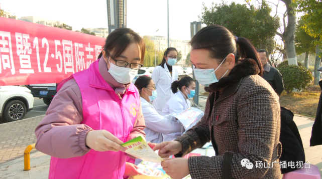 發放法律法規宣傳單等形式,向廣大群眾宣傳憲法,婚姻法,反家庭暴力法