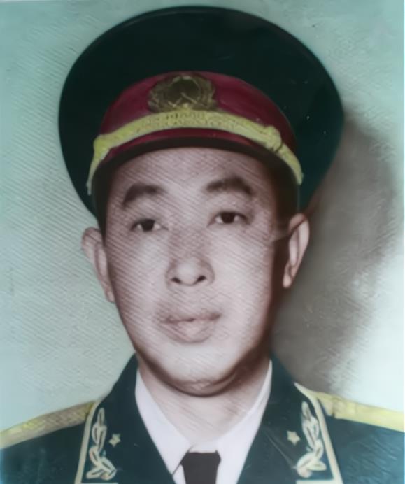 程世清将军就是这七百多位开国少将其中之一,在他被授予少将军衔时