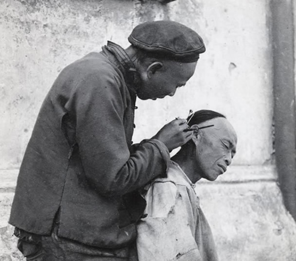 晚清老照片慈禧太后和李莲英御花园散步被锁在枷板上的女囚犯