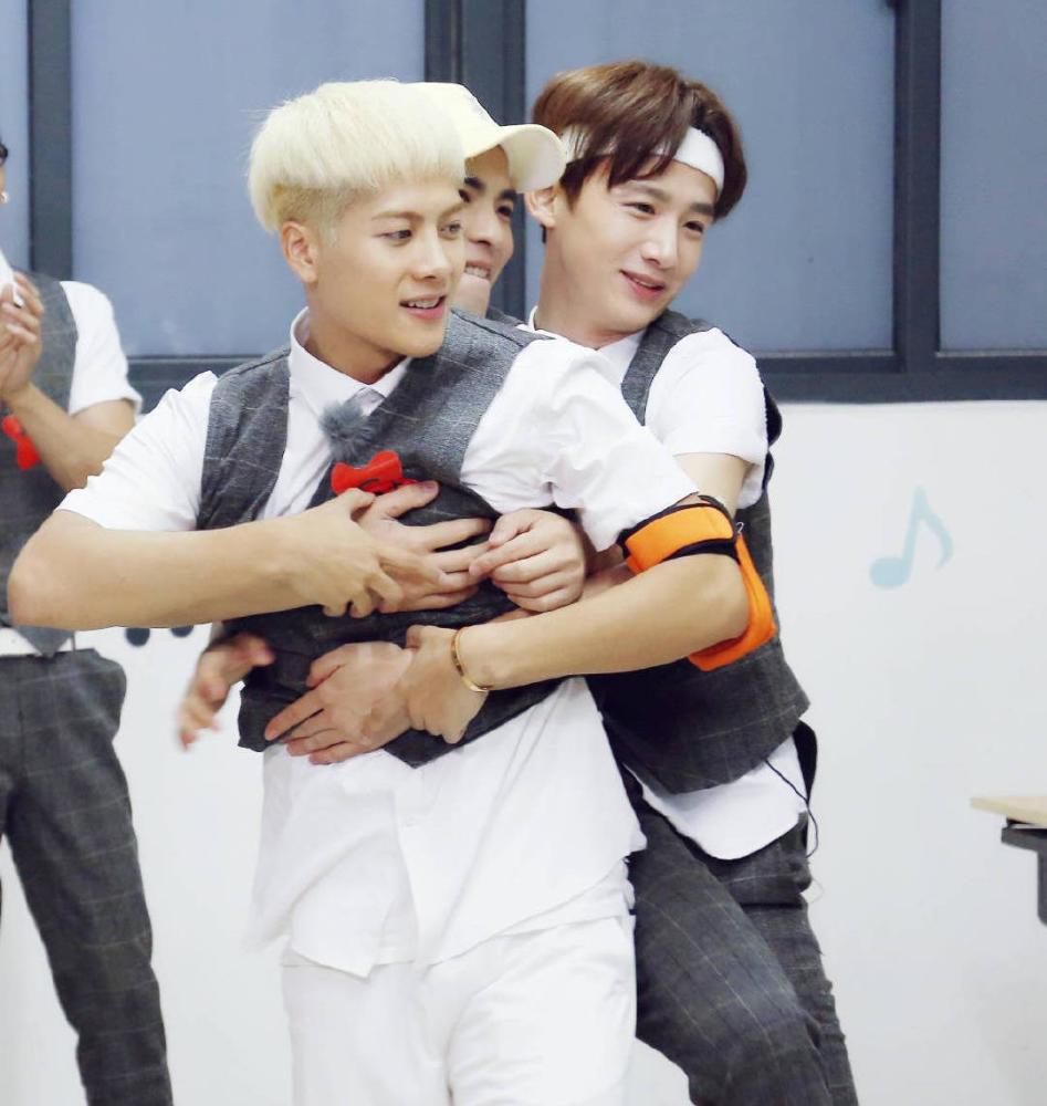 王嘉尔追白敬亭插翅难逃,这两个人实力展示"社恐"和"社牛"_腾讯新闻