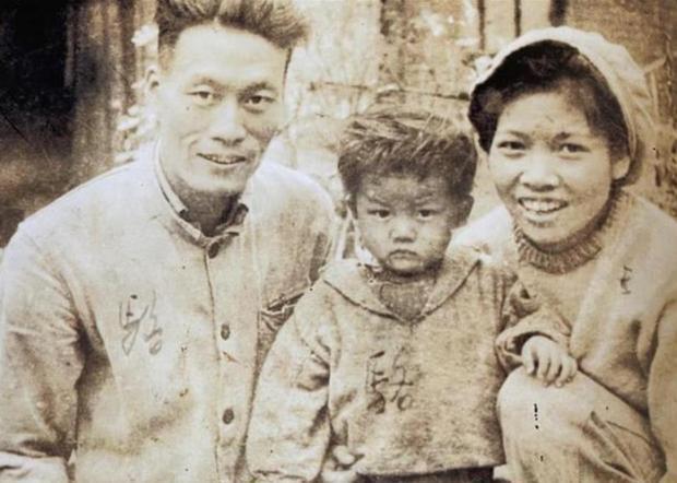 5岁的小金子看着父亲倒下却强忍着泪水不哭最后跟母亲一起牺牲
