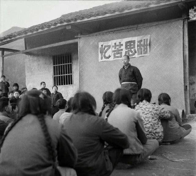 忆苦思甜大会上,卢兆东痛诉:三辈人讨饭,三辈人没媳妇,三辈人孩子没娘