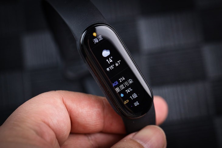 得益于全面屏设计, 小米手环6的屏幕比同类型产品的屏幕能够显示更多