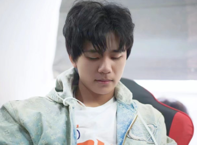 dyg萧玦还是输出王,ag久诚排第四,强队的中单输出都不高