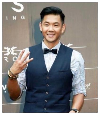 汪小菲否认被陈建州暴打,看母子俩的文案,到底挨没挨打一目了然