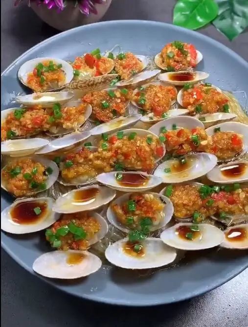 粤菜大厨教你做蒜蓉粉丝蒸花甲,看一遍就能学会,家里小孩特爱吃