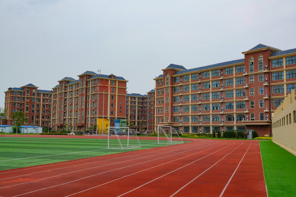鹤壁北大培文中学的老师说补课并不是提高成绩的必须条件.