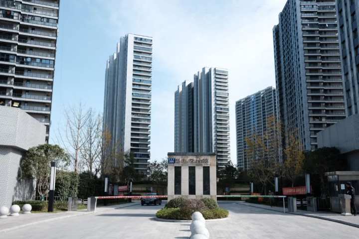 滨湖天地现状美的滨湖翠邸共4幢小高层,已经推出2幢,还有70多套房源待