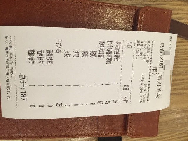 女子点奶茶喝出蟑螂投诉遭人威胁,赔偿金是你的棺材本_腾讯新闻