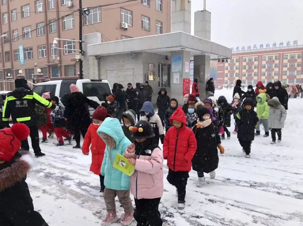 在勃利縣高級中學,逸夫小學門前,交警們不畏嚴寒頂風冒雪,在學生上