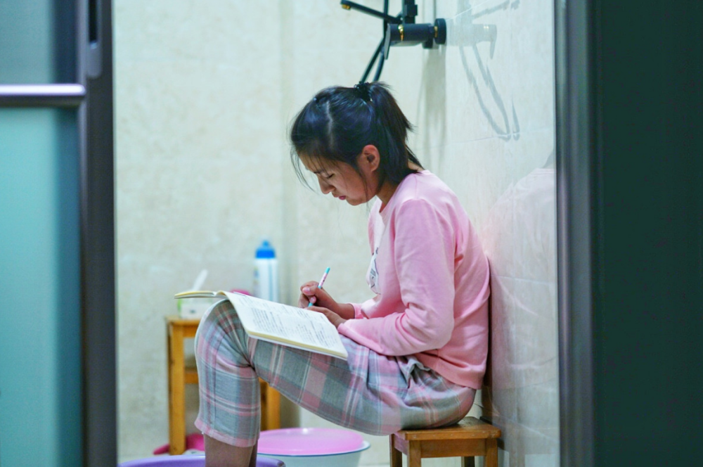 又一初中生跳楼或因学习压力太大父亲揭开双减背后的真相