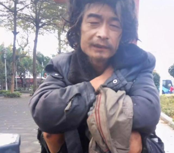 帅小伙街头流浪10年不能原谅父母只因他们拆散自己的真爱