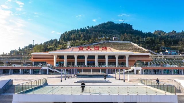 其中,张家界西站,怀化南站为既有车站,吉首东站,古丈西站,芙蓉镇站站