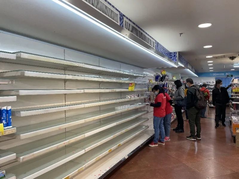 11月30日,王府井内的超市货架大量日用品被抢购一空