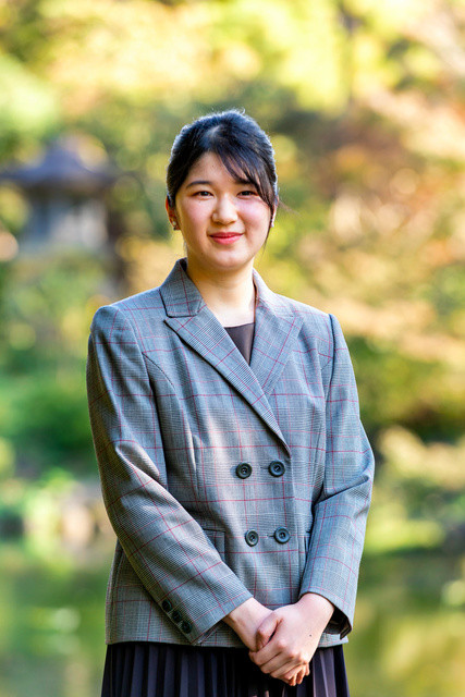 日本爱子公主20岁生日新照出炉啦!首次盘起头发亮相,衣服太老气