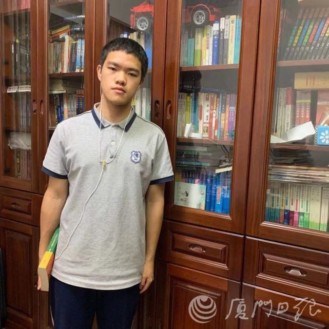 高中:厦门双十中学初中:集美中学小学:集美小学曹子健高中:厦门双十