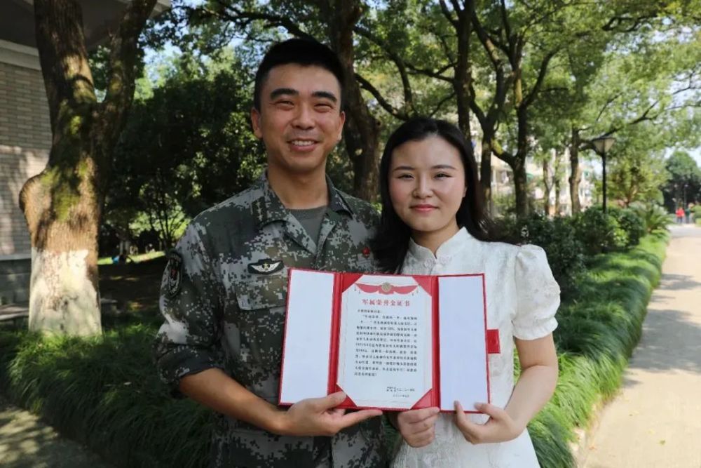 发钱又发证,这份荣誉暖心了