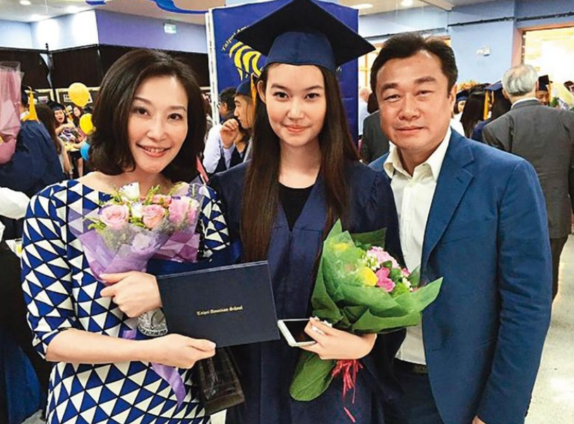 51岁名媛恋上七旬富豪,骑自行车约会接地气,曾结过2次婚