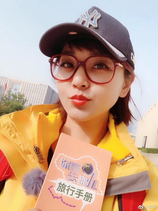 央视主持方琼罕晒近照！17岁儿子身高190，大8岁老公是某卫视高层领导_腾讯新闻