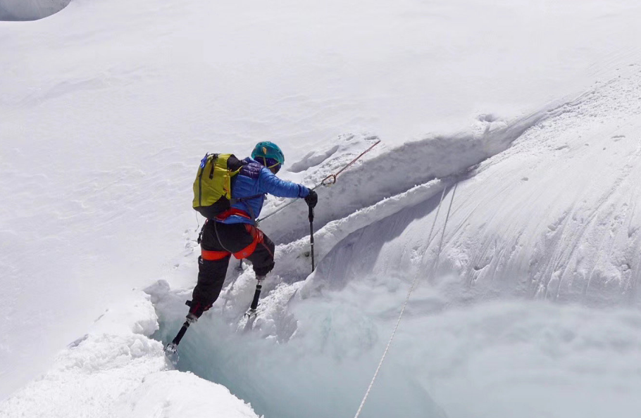 无尽攀登靠假肢登上珠峰的69岁大爷行动永远比想象更有力