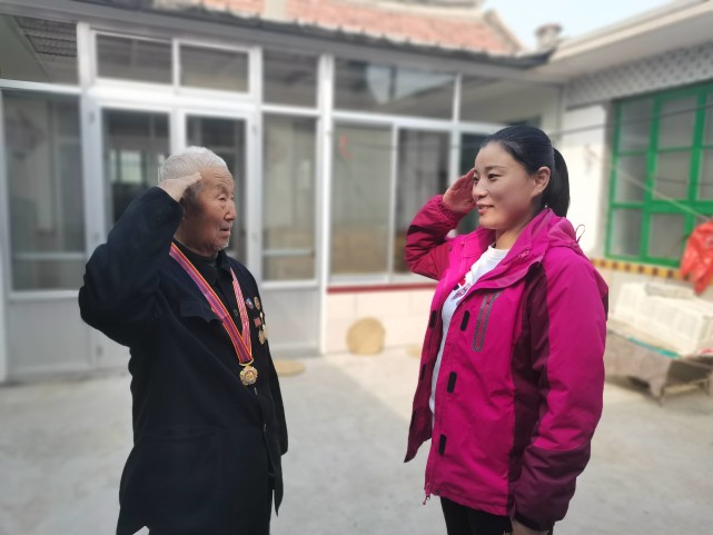 4月,张莺莺走访慰问困难军人穆洪聚,向老兵敬礼辖区内退伍老兵杨永光