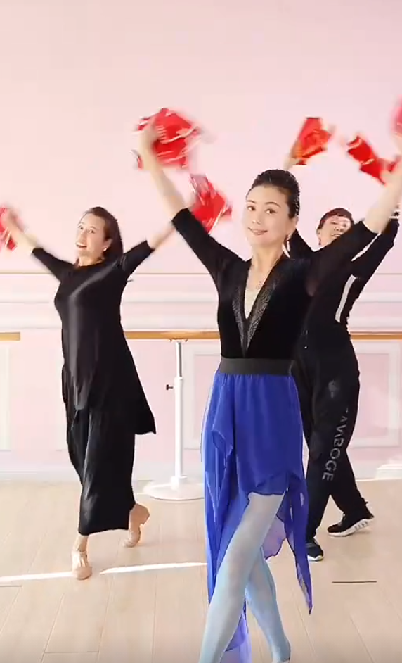 已经年过半百的金珠姿势优雅气质出挑,在专业舞蹈家谭梅老师面前也毫