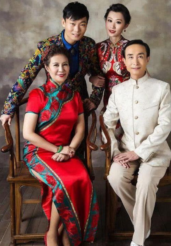 巩汉林老婆金珠罕见露面!与谭梅一起扭秧歌,气质优雅不显老