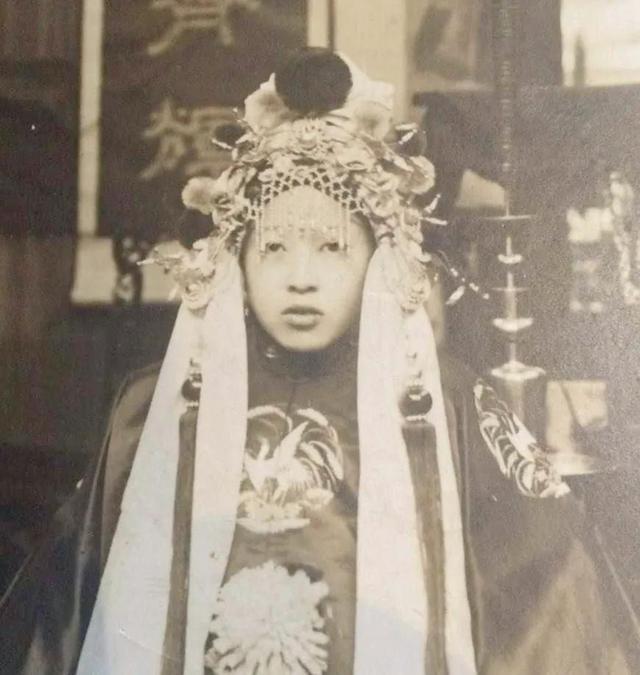 您见过这张著名的冥婚照吗揭开这张诡异照片背后的事实真相