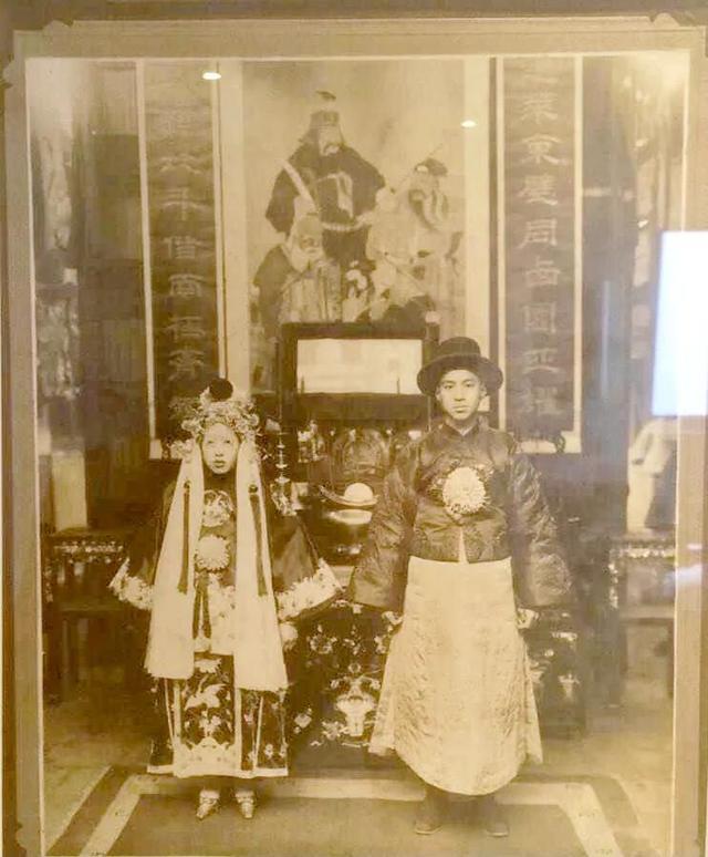 上图这张,是挂在相框里的完整原版,仔细观察后,不难发现它其实也就是