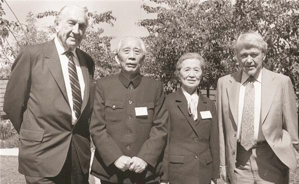 王季青出生于1913年的沈阳,比王震将军要小几岁,虽然她出生在一个小