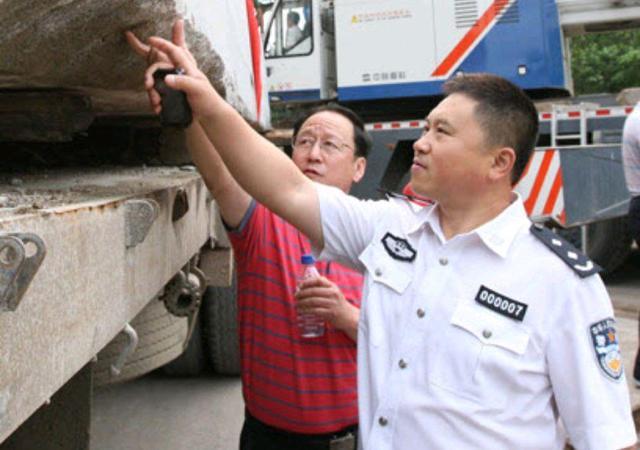 他时任蛟河市公安局长,全省优秀人民警察,49岁擦玻璃时坠楼身亡