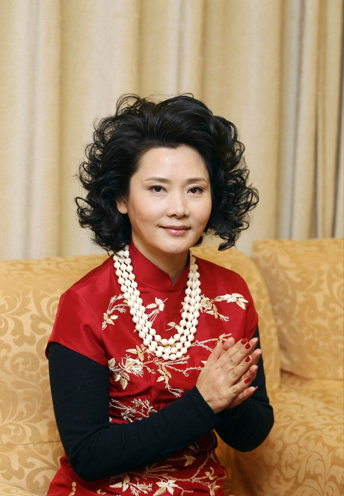 58岁何赛飞中年发福也时髦穿旗袍不装嫩也不显老自然老去真美