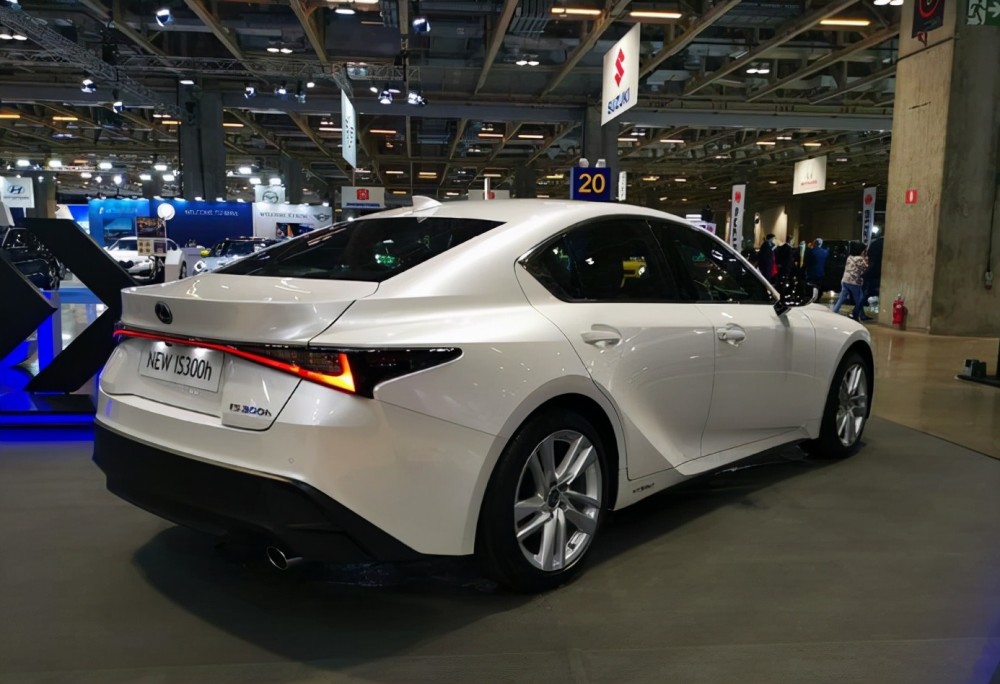真正的"城市贵族"!新款雷克萨斯is300h车型亮相,运动范更强