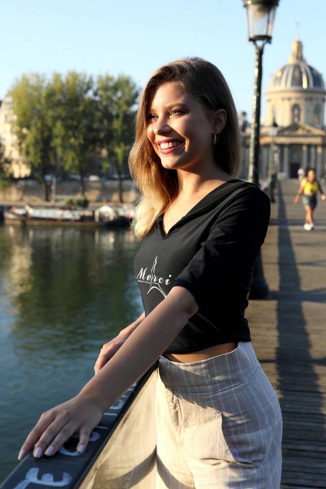 法国女星爱丽丝·奥泽尔代言俪丝娅merci时装化泳衣_腾讯新闻