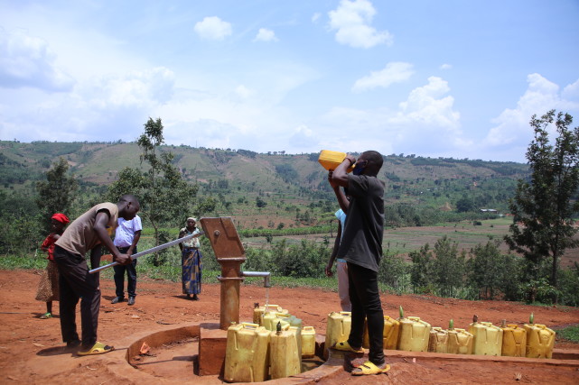 国际图文互动通讯中国井让非洲兄弟姐妹喝上放心水记中国在津巴布韦