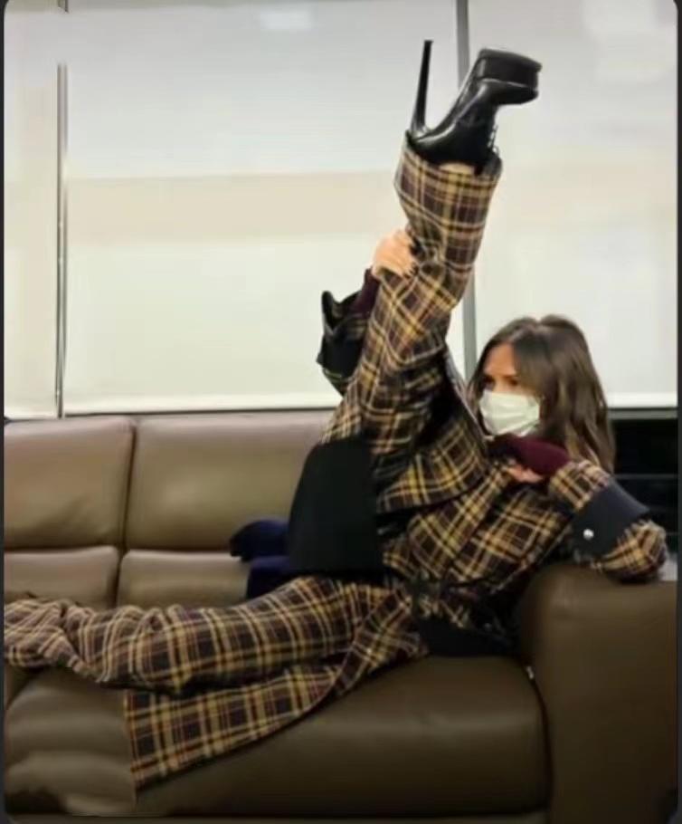 47岁贝嫂侧卧沙发悬空踢腿秀柔软曲线,鞋跟比小腿长,晒罗密欧浴袍照