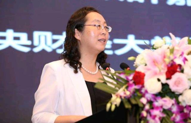 她50岁任中央财经大学校长,在母校学习工作近40年,今年54岁