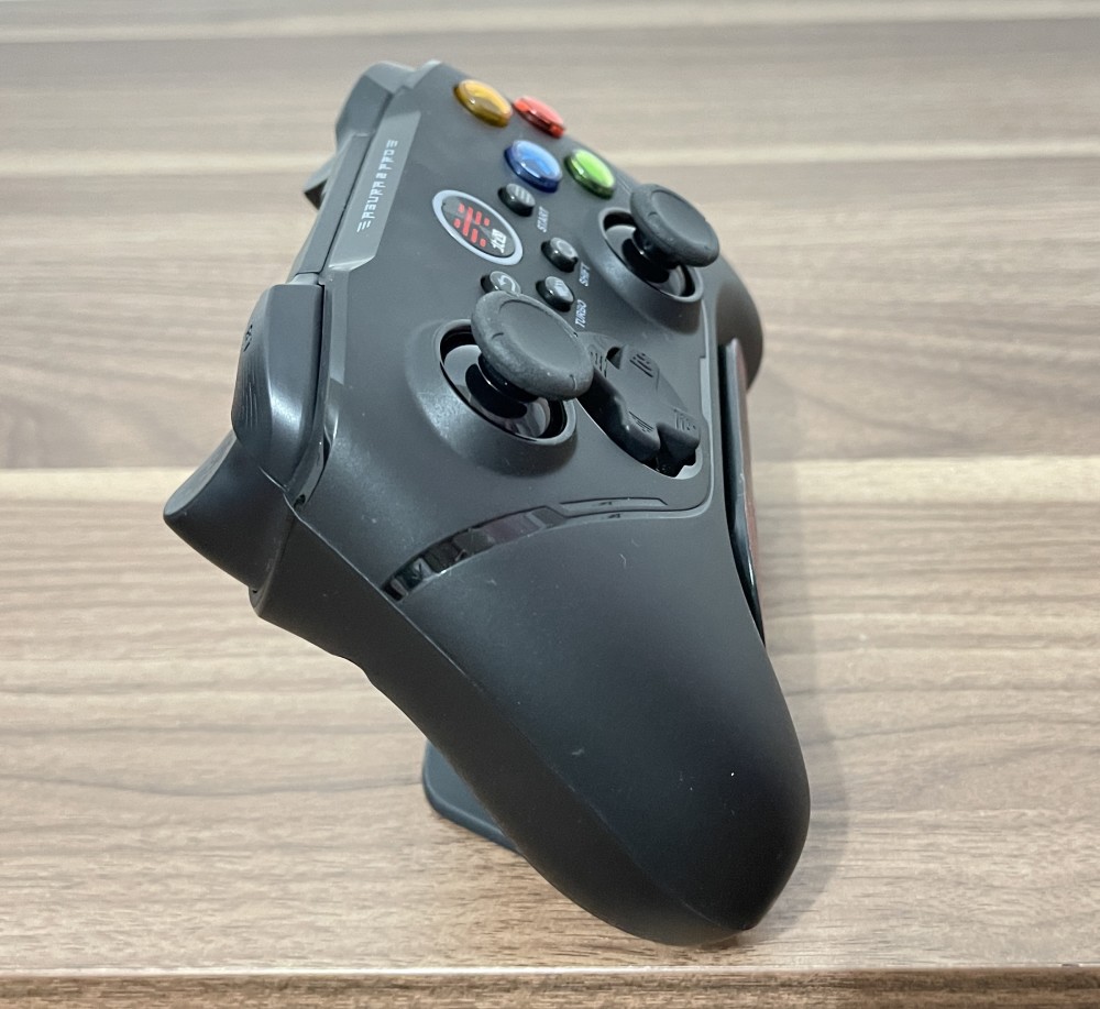 在手柄的两侧握把,十字键四端,m1/m2背键,lbrb和ltrt键均增设了葱有