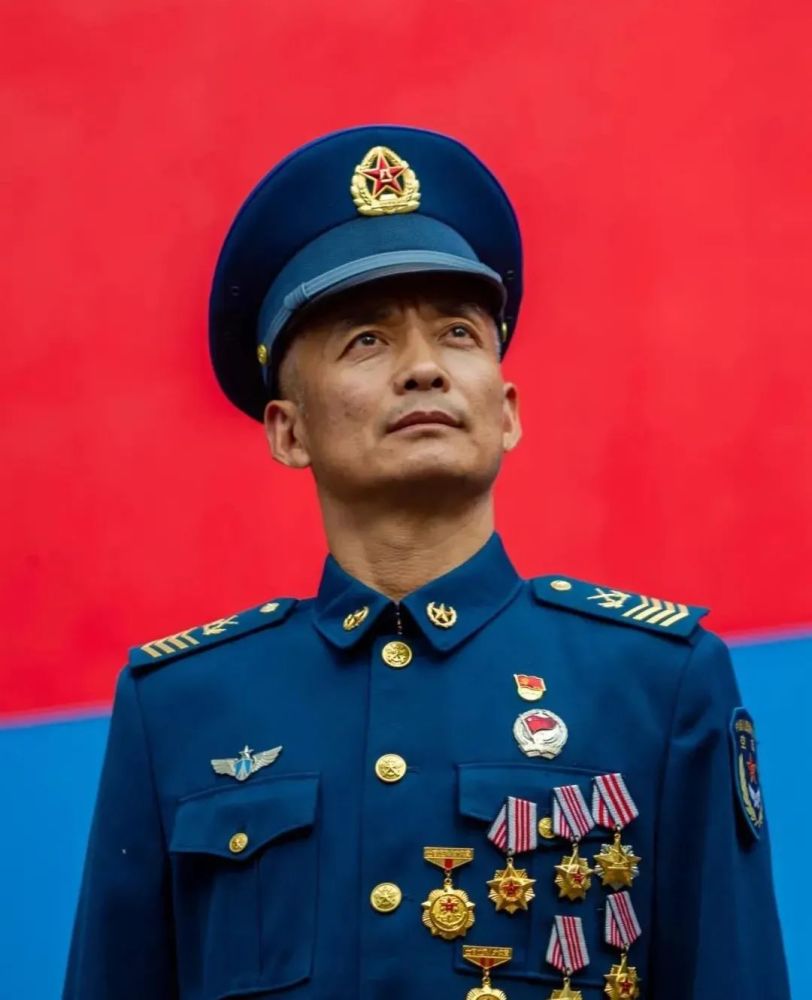 检修所设备技师,一级军士长 郑红梅人做一件事并不难难得是一辈子做好