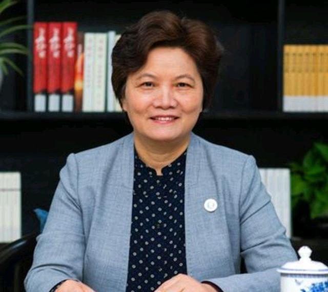 她56岁任华中师大校长,曾任芜湖副市长,北师大副校长,今年58岁