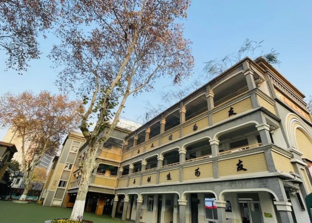 校园新闻今天我们正式成为小记者啦赤壁路小学的扬子小记者们持证上岗