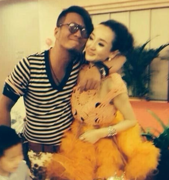 和林美贞结婚后,孙兴又搭上自己的迷妹骆丽娜,两人还双双xd.